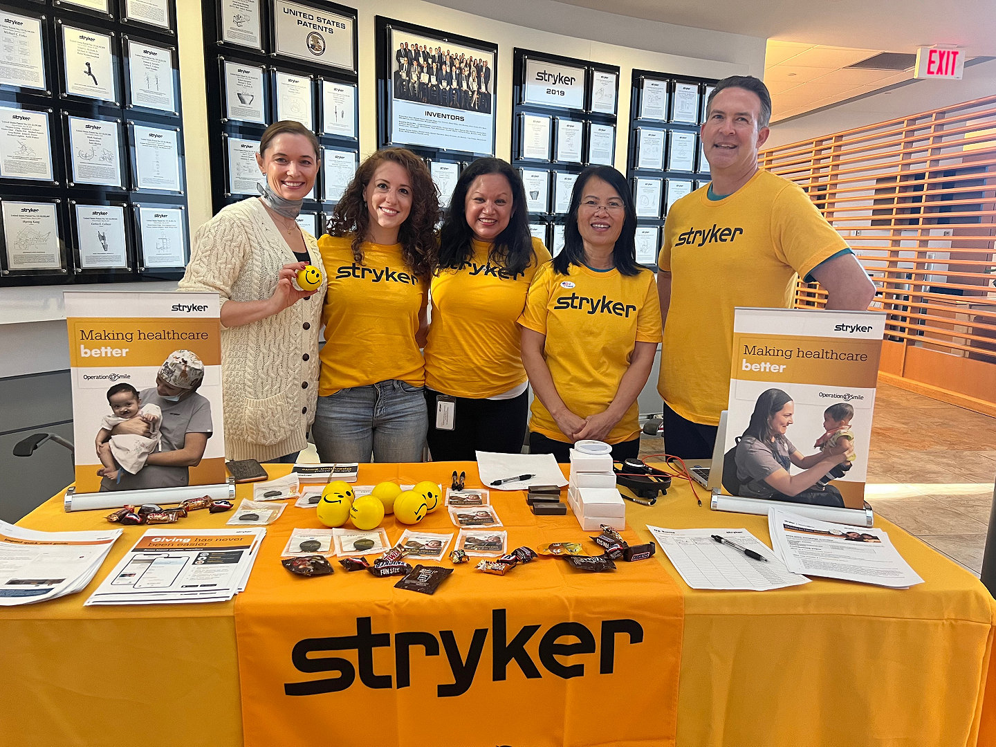 Stryker-Mitarbeiter sammeln Spenden für Operation Smile