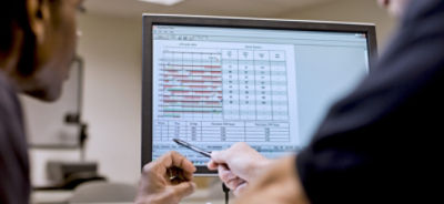 Paramedici care consultă date post-eveniment în programul de analiză a datelor Stryker CODE-STAT