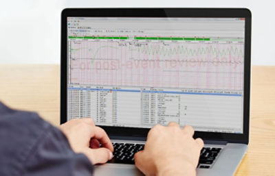 Operatore di una squadra di emergenza intento a visualizzare i dati post-evento sul software di revisione dati CODE-STAT di Stryker