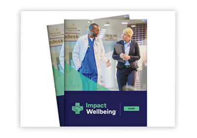 Operatori sanitari che camminano uno accanto all'altro: copertina della guida Impact Wellbeing