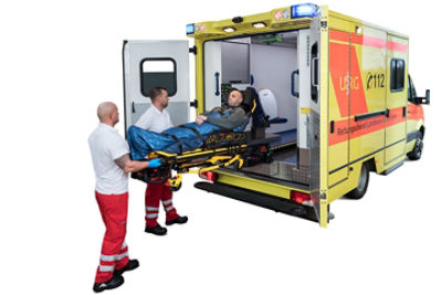 Equipo de servicios de emergencias cargando a un paciente en la parte trasera de una ambulancia