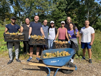 Los empleados de Stryker en Nueva Jersey pasaron el día como voluntarios