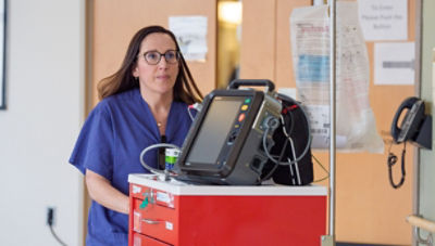 Nurse using LIFEPAK 35 monitor/defibrillator in the ED 