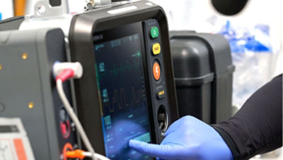 Nurse using the large touchscreen on the LIFEPAK 35 monitor/defibrillator
