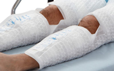 Enveloppes corporelles Rapr-Round de Stryker sur les jambes d'un patient