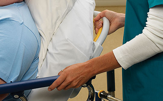 Personel medyczny korzystający z podnoszenia oparcia pleców ze wspomaganiem na wózku Prime firmy Stryker