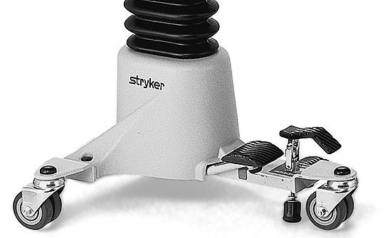 Close-up van de drie-assige basis op de Surgistool-stoel van Stryker