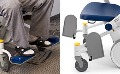 Grande plano dos apoios para pés rebatíveis na cadeira de transporte Prime TC da Stryker