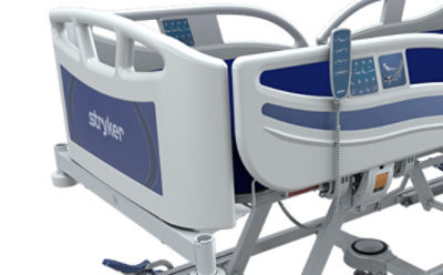Zbliżenie ruchomego zagłówka łóżka szpitalnego SV2 firmy Stryker
