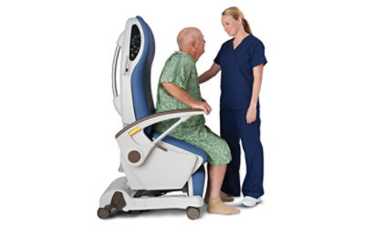 Fotel pacjenta TruRize firmy Stryker zapewniający podparcie pacjentowi podczas pionizacji