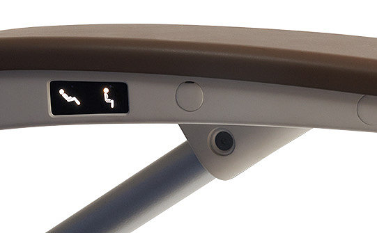 Zbliżenie podświetlanego panelu sterowania dla użytkownika na fotelu TruRize firmy Stryker