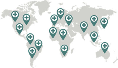 Yeşil renkli raptiyelerle işaretlenmiş dünya haritası