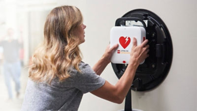 Bystander grabs LIFEPAK CR2 AED from wall in an office