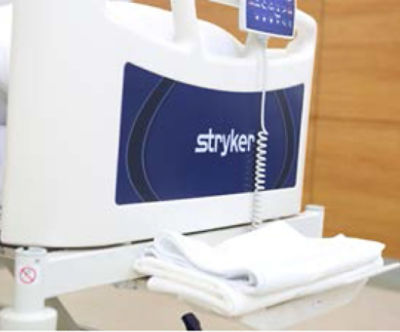 Gros plan sur le pied de lit du lit d'hôpital SV2 de Stryker