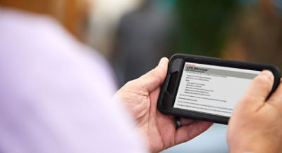 Bir mobil cihazda gösterilen LIFELINKcentral AED program yöneticisi