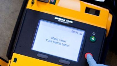 Nahaufnahme des Bildschirms des LIFEPAK 1000-Defibrillators