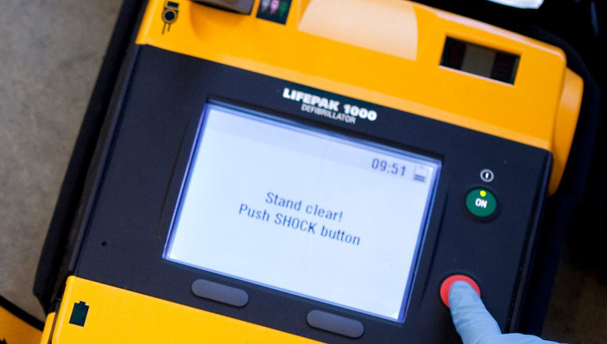 Nahaufnahme des Bildschirms des LIFEPAK 1000-Defibrillators