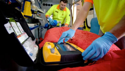 Operatore di una squadra di emergenza intento a utilizzare il defibrillatore LIFEPAK 1000