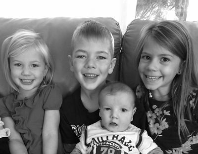 Philip avec son frère et ses sœurs après l'opération