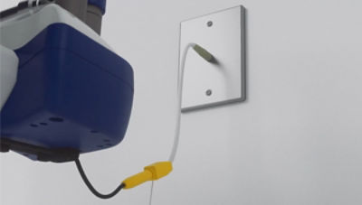 Elektrische Prime Connect-Patiententrage mit in die Wand eingestecktem Kabel