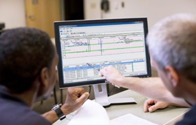Personel medyczny sprawdzający łączność LIFENET na ekranie komputera