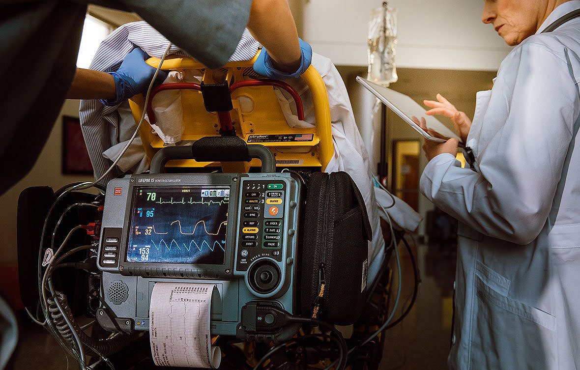 El monitor/desfibrilador LIFEPAK 15 en la parte trasera de una camilla de transporte de emergencias mientras se traslada un paciente al hospital